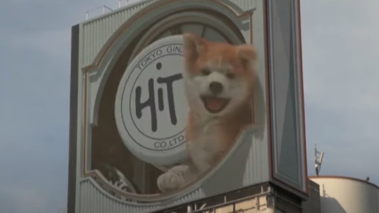 Enorme cane 3D salta da un cartellone all’altro a Tokyo