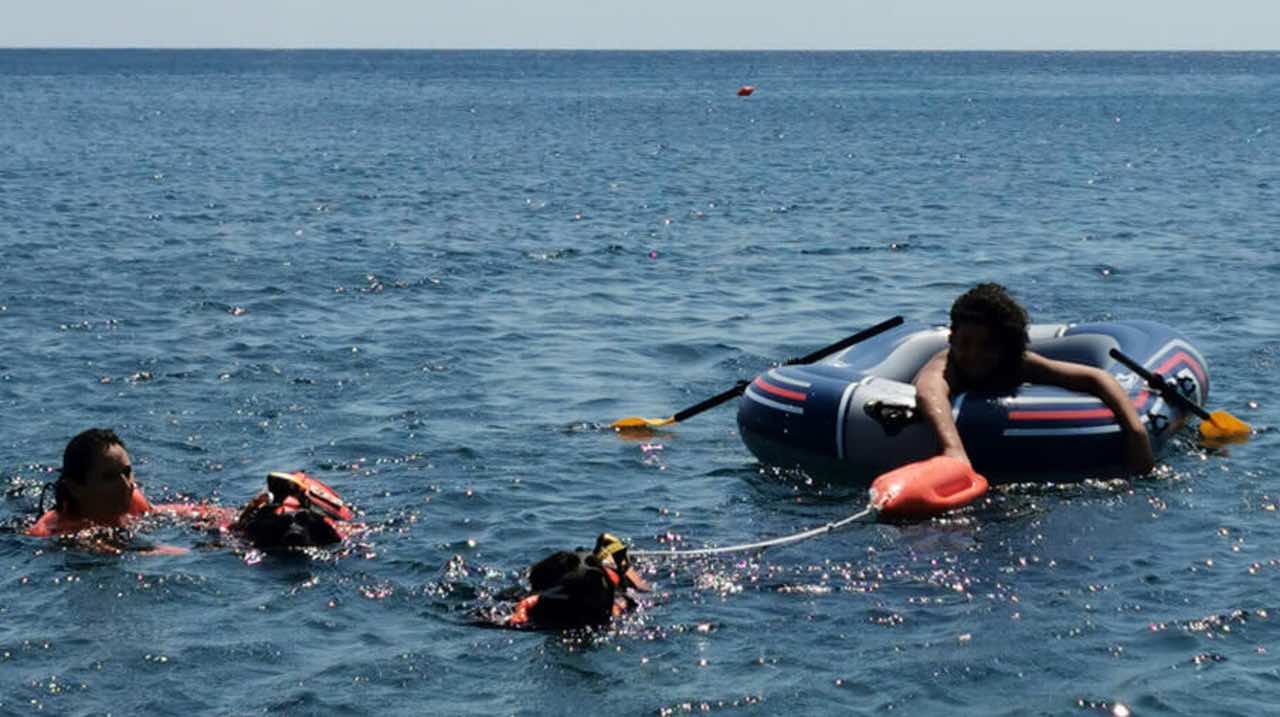 Tre bambini salvati dai cani bagnini a Voltri